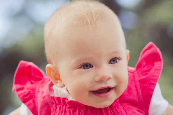 Portret dziecka dziewczyna Cute baby blond czerwony dzinsach sukienka happyly uśmiechający się na aparat czasu letniego radości — Zdjęcie stockowe