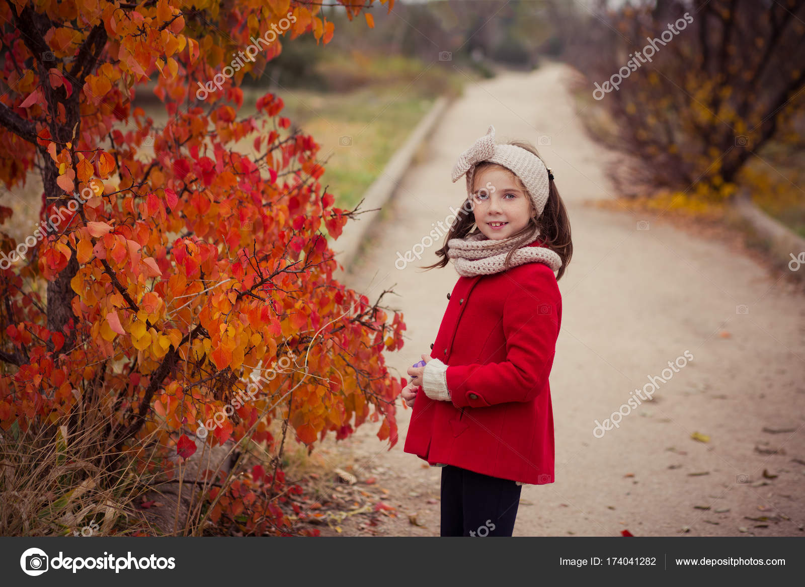 かわいいロシアの女の子が路上でポーズをとって プライベート写真、自家製ポルノ写真