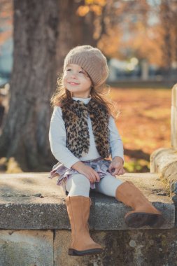 Pin-up çekici genç esmer kızı giyiyor moda şık gri ceket umut ve giyim Sonbahar Bahar park hafta sonu happyly gülümseyen oturma yolu poz izlemek harika bot ile sıcak şapka dolly.