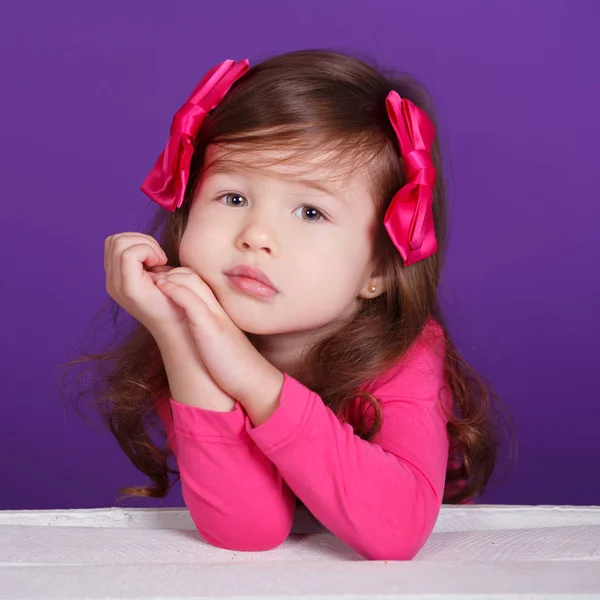 Joven morena dolly lady girl elegante vestido con camisa rosa con flores sonriendo posando sentado en el estudio con labios de puchero y mejillas rosadas . — Foto de Stock