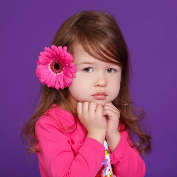 Joven morena dolly lady girl elegante vestido con camisa rosa con flores sonriendo posando sentado en el estudio con labios de puchero y mejillas rosadas . — Foto de Stock