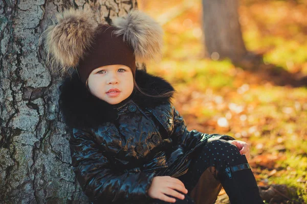 Dolly pin-up зубний молода дівчина в моді стильний чорний піджак пальто і чудовий капелюх одяг позує в осінні весняні вихідні парку щасливо посміхаючись сидячи на доріжці . — стокове фото