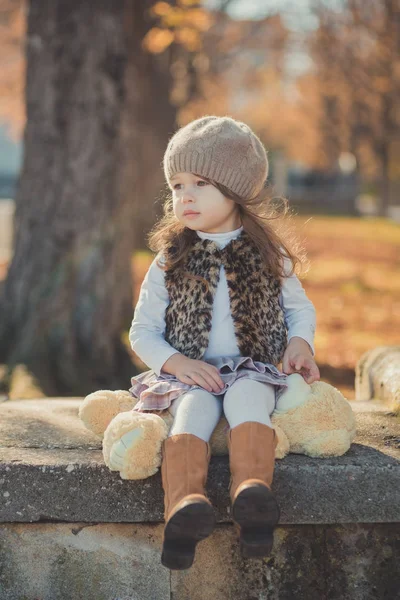 Pin-up çekici genç esmer kızı giyiyor moda şık gri ceket umut ve giyim Sonbahar Bahar park hafta sonu happyly gülümseyen oturma yolu poz izlemek harika bot ile sıcak şapka dolly.