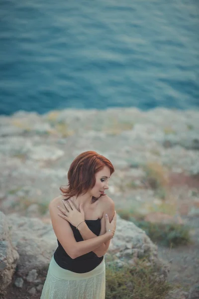 日记日历红发女神皇后 seamaid 等待她的船员水手在岩石海滩海角梦见爱和家庭穿着时尚舒适的白色黑色衣服 — 图库照片