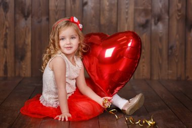 Moda kız Bayan tacı hediye ile Noel ağacı yakın olan