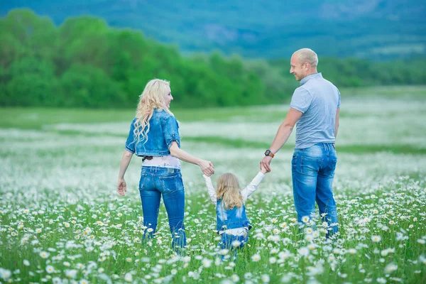 Boldog család szabadban szórakozik. Vidéki boldog ember kint viselt farmer élvezi időt együtt a boldog család portréja — Stock Fotó