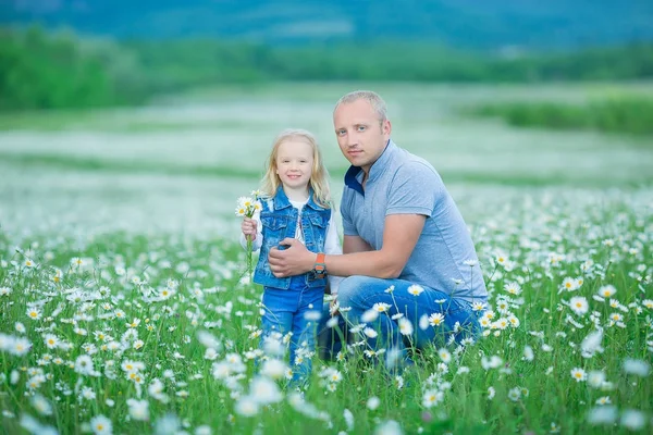 Glückliche Familie, die Spaß im Freien hat. Porträt einer glücklichen Familie auf dem Land glückliche Menschen in Jeans, die die gemeinsame Zeit genießen — Stockfoto