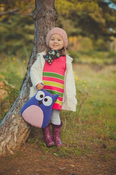 Automne heureuse petite fille s'amuse à jouer avec des feuilles d'or tombées — Photo