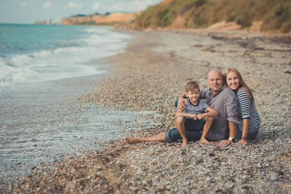 Familia feliz jugando en la playa. Concepto vacaciones de verano — Foto de Stock