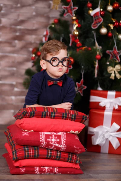 Retrato de um menino feliz na época do Natal — Fotografia de Stock