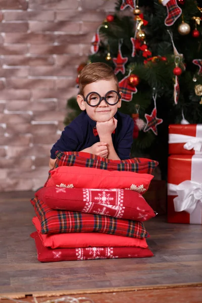 Retrato de um menino feliz na época do Natal — Fotografia de Stock