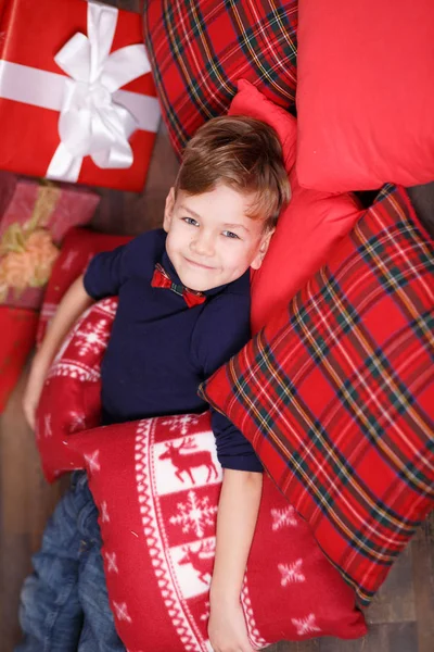 Retrato de um menino feliz na época do Natal — Fotografia de Stock