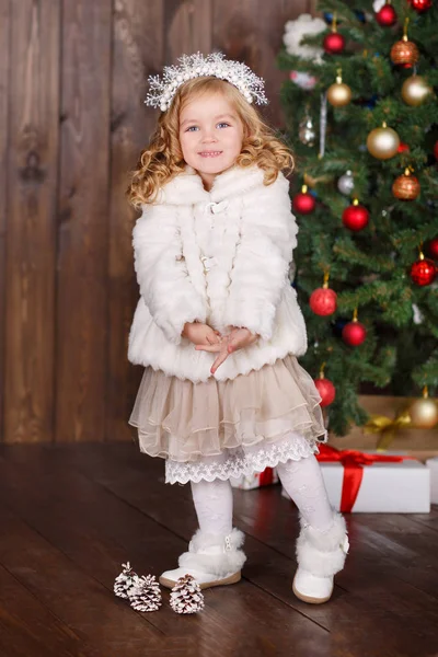 Moda vestido menina senhora com coroa perto da árvore de Natal com presentes — Fotografia de Stock
