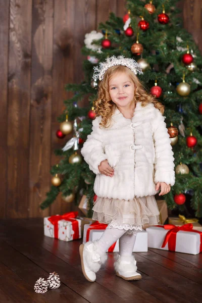 Moda vestido menina senhora com coroa perto da árvore de Natal com presentes — Fotografia de Stock