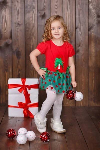 Moda vestido menina senhora com coroa perto da árvore de Natal com presentes — Fotografia de Stock