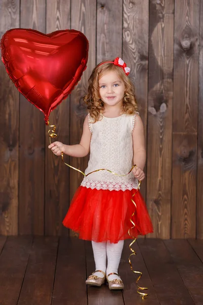 Moda vestido menina senhora com coroa perto da árvore de Natal com presentes — Fotografia de Stock