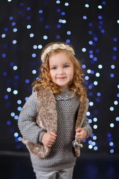 Chica vestida de moda dama con corona cerca del árbol de Navidad con regalos —  Fotos de Stock