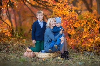 Kabak sonbahar ormanda tek başına oturan annesi Bayan womanwithtwo yakışıklı tatlı kardeşler