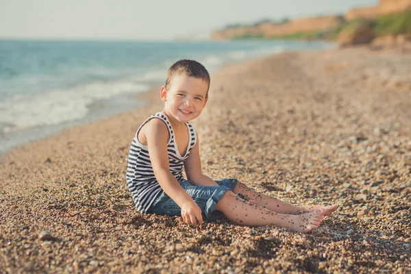 Den pojken som körs på en vacker strand. Pojken går på en vacker strand. Havsskum på sanden. livsstil relation kontakta stamtavla ancestry — Stockfoto