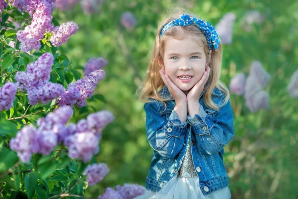Aranyos lány tündér tágas szoknya állt közel a lila bokor kék kabát — Stock Fotó