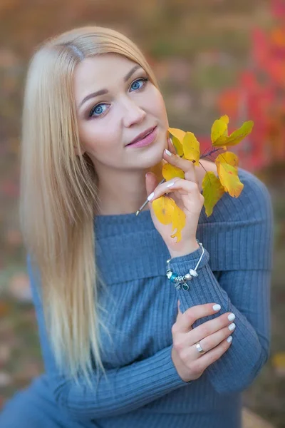 Mulher linda linda menina com cabelo loiro em vestido elegante com chapéu em pé na floresta de outono . — Fotografia de Stock