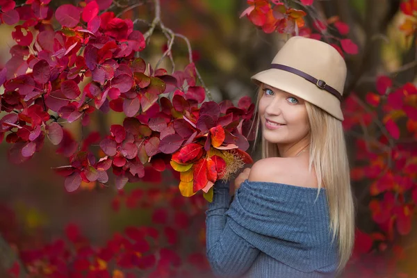 可爱的美丽女孩女人与金色的头发在时尚的礼服与帽子站在秋季森林. — 图库照片