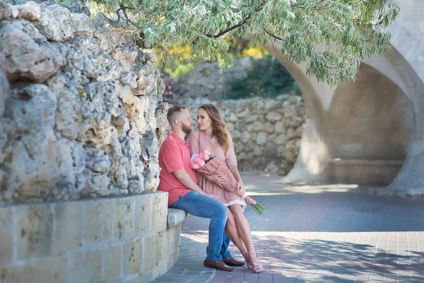 Genç çift aşıkların aşk hikayesi başında fashion - yakışıklı adam seksi öpücük güzel kadın kulak - erkek ve kız arkadaşı birlikte ile ilişki aşk kavramı - sıcak retro filtrede fısıldıyor.