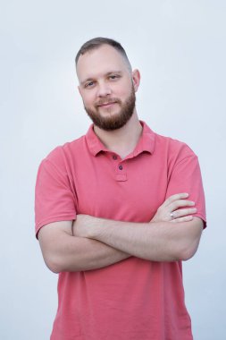 Kot ve beyaz t-shirt eski duvara yaslanmış yakışıklı bir genç adam portresi.