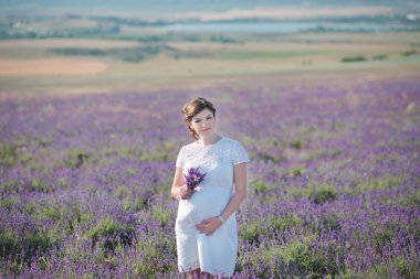 Genç güzel Bayan Anne ile güzel kızı harika elbise ve şapka bir hafta sonu gün lavanta sahada yürüyüş.