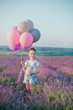 Balonlu bir lavanta alandaki bir kız