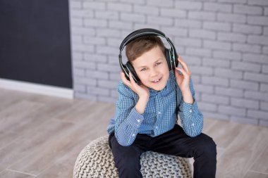 Sakin ol ve müzik konsepti dinleme. Avrupa çocuk bit doldurun. Çocuk Giyim.