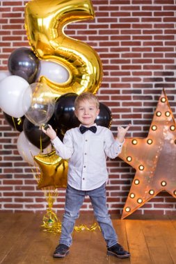 Güzel çocuk, doğum günü kutluyor ve mum ev yapımı üzerinde üfleme küçük çocuklar, kapalı pasta. Kardeşler çocuklar için doğum günü partisi. Hediyeler ve frirework mutlu İkizler