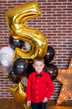 Güzel çocuk, doğum günü kutluyor ve mum ev yapımı üzerinde üfleme küçük çocuklar, kapalı pasta. Kardeşler çocuklar için doğum günü partisi. Hediyeler ve frirework mutlu İkizler