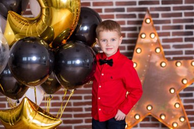 Güzel çocuk, doğum günü kutluyor ve mum ev yapımı üzerinde üfleme küçük çocuklar, kapalı pasta. Kardeşler çocuklar için doğum günü partisi. Hediyeler ve frirework mutlu İkizler