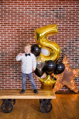 Güzel çocuk, doğum günü kutluyor ve mum ev yapımı üzerinde üfleme küçük çocuklar, kapalı pasta. Kardeşler çocuklar için doğum günü partisi. Hediyeler ve frirework mutlu İkizler