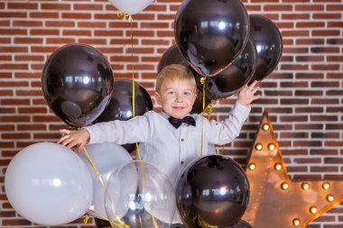 Güzel çocuk, doğum günü kutluyor ve mum ev yapımı üzerinde üfleme küçük çocuklar, kapalı pasta. Kardeşler çocuklar için doğum günü partisi. Hediyeler ve frirework mutlu İkizler