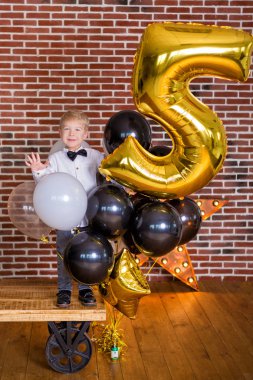 Güzel çocuk, doğum günü kutluyor ve mum ev yapımı üzerinde üfleme küçük çocuklar, kapalı pasta. Kardeşler çocuklar için doğum günü partisi. Hediyeler ve frirework mutlu İkizler