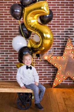 Güzel çocuk, doğum günü kutluyor ve mum ev yapımı üzerinde üfleme küçük çocuklar, kapalı pasta. Kardeşler çocuklar için doğum günü partisi. Hediyeler ve frirework mutlu İkizler