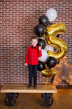 Güzel çocuk, doğum günü kutluyor ve mum ev yapımı üzerinde üfleme küçük çocuklar, kapalı pasta. Kardeşler çocuklar için doğum günü partisi. Hediyeler ve frirework mutlu İkizler