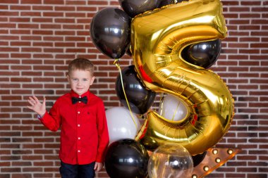 Güzel çocuk, doğum günü kutluyor ve mum ev yapımı üzerinde üfleme küçük çocuklar, kapalı pasta. Kardeşler çocuklar için doğum günü partisi. Hediyeler ve frirework mutlu İkizler