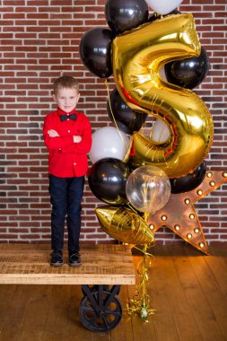 Güzel çocuk, doğum günü kutluyor ve mum ev yapımı üzerinde üfleme küçük çocuklar, kapalı pasta. Kardeşler çocuklar için doğum günü partisi. Hediyeler ve frirework mutlu İkizler