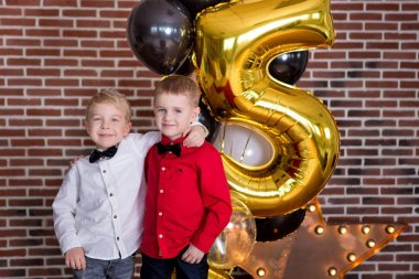 Güzel çocuk, doğum günü kutluyor ve mum ev yapımı üzerinde üfleme küçük çocuklar, kapalı pasta. Kardeşler çocuklar için doğum günü partisi. Hediyeler ve frirework mutlu İkizler