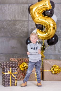 Güzel çocuk, doğum günü kutluyor ve mum ev yapımı üzerinde üfleme küçük çocuklar, kapalı pasta. Kardeşler çocuklar için doğum günü partisi. Hediyeler ve frirework mutlu İkizler