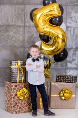 Güzel çocuk, doğum günü kutluyor ve mum ev yapımı üzerinde üfleme küçük çocuklar, kapalı pasta. Kardeşler çocuklar için doğum günü partisi. Hediyeler ve frirework mutlu İkizler