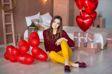 Trendy seksi genç erkek Studio arka plan üzerinde poz rahat kıyafetler giymiş