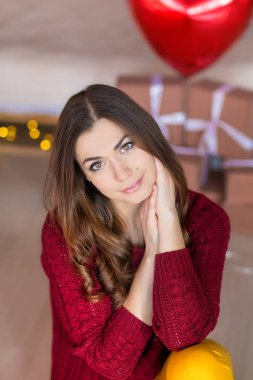 Trendy seksi genç erkek Studio arka plan üzerinde poz rahat kıyafetler giymiş