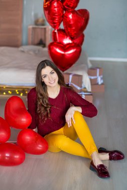 Trendy seksi genç erkek Studio arka plan üzerinde poz rahat kıyafetler giymiş