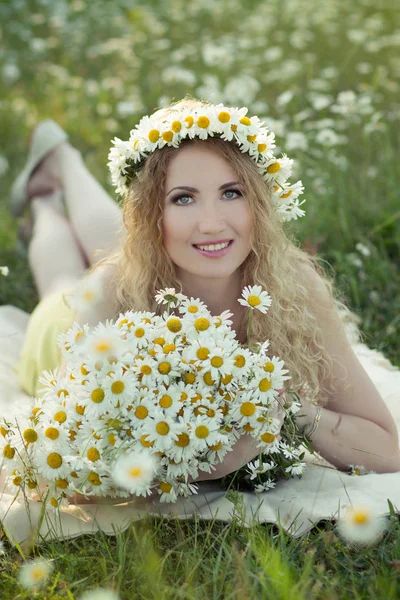 Gyönyörű hölgy aranyos lánya a Kamilla field — Stock Fotó