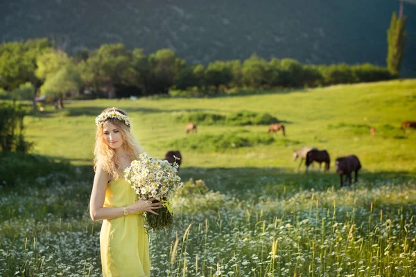 Красивая женщина с милой дочерью на ромашке поле — стоковое фото
