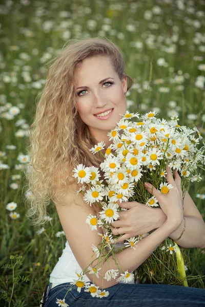 Senhora bonita com filha bonita no campo de camomila — Fotografia de Stock